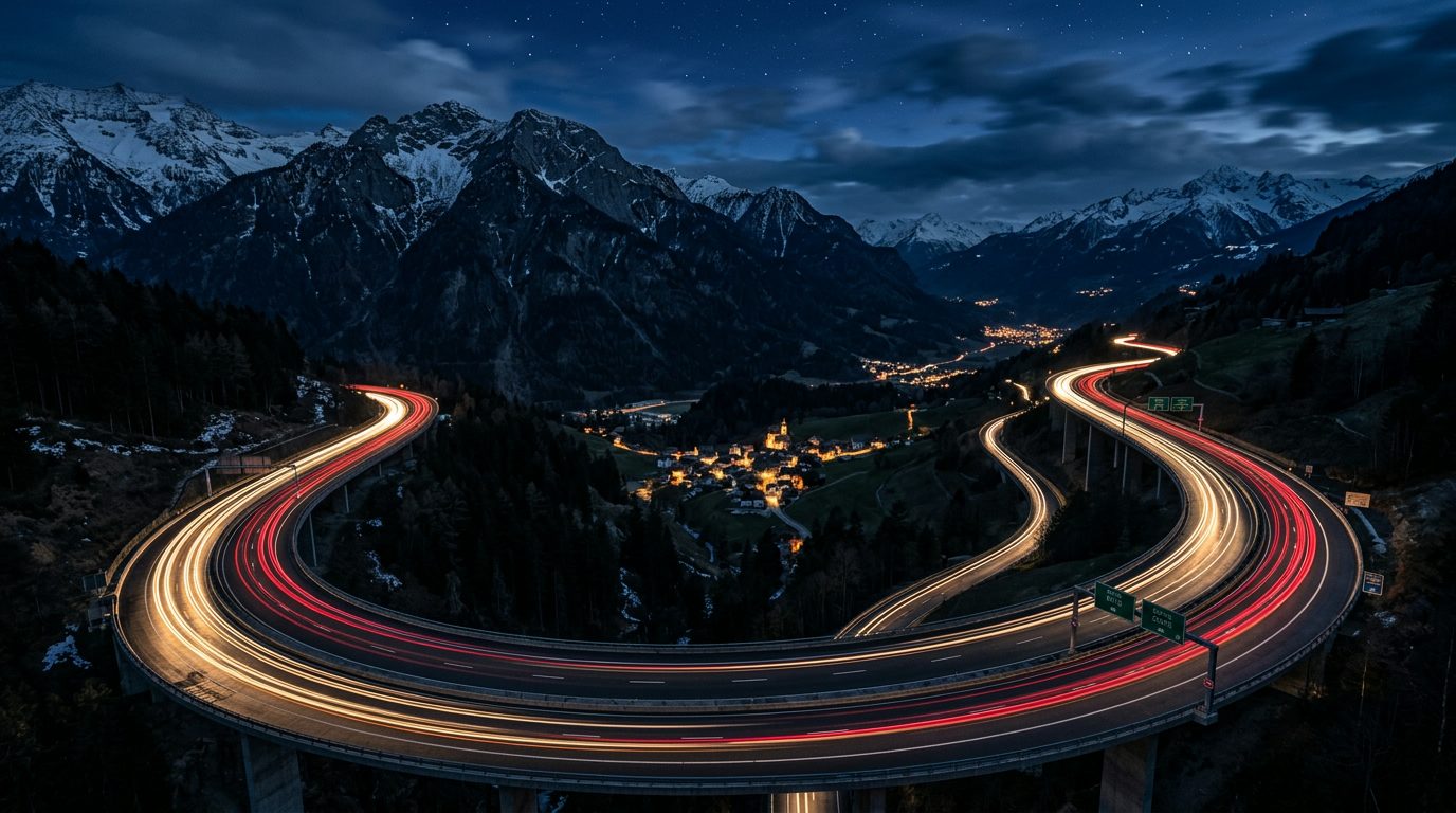 Autobahn bei Nacht mit Lichtspuren